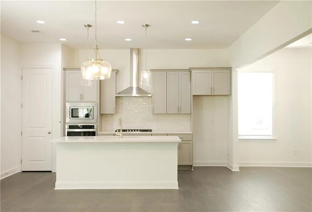 5 bed, 4.0 bath, 2900 sqft, $3,895 — Photo 3