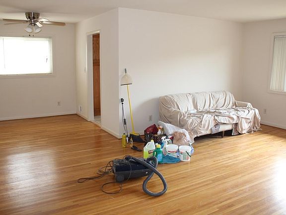 4th image of 911 N Barton St #2