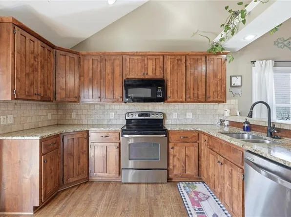 803 Mulberry St, Pleasant Hill, MO 64080