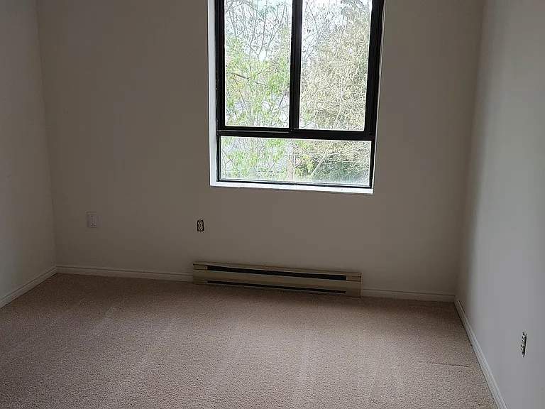 1371 Commissioners Rd W — Photo 4