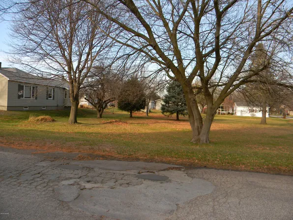 607 4th St, Ludington, MI 49431