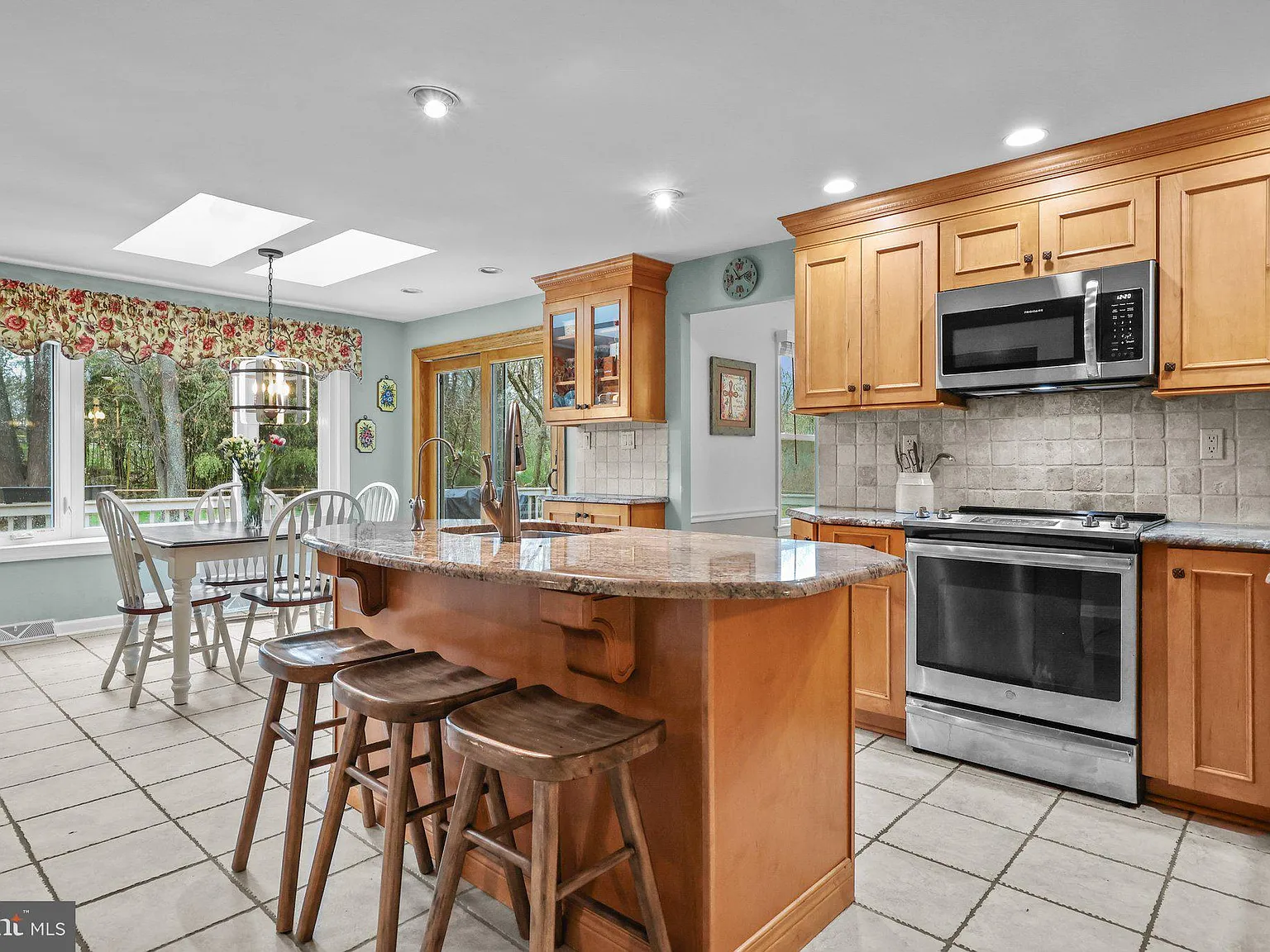 4 bed, 2.5 bath, 2620 sqft, $4,800 — Photo 4