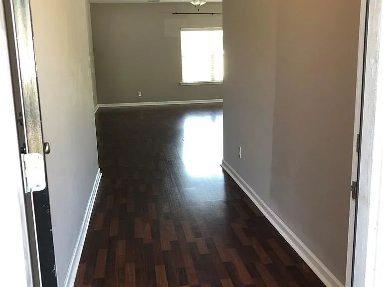 909 Rachel Ln — Photo 2