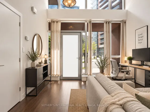20 Bruyeres Mews Unit Townhouse 7, Toronto, ON M5V 0G8