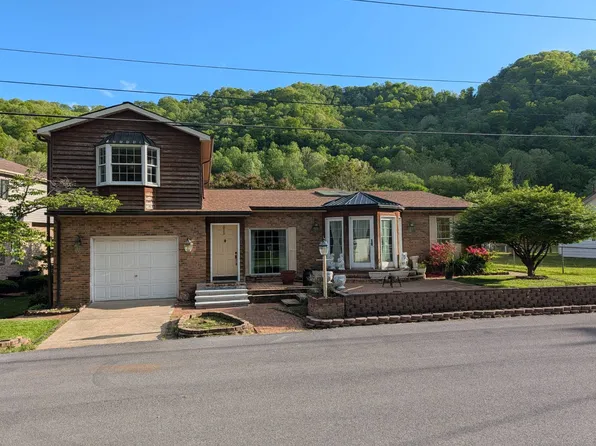27 Maple Ave, Oceana, WV 24870