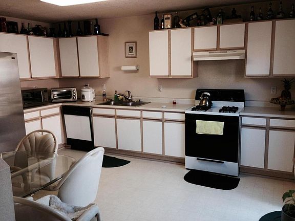 Light and bright kitchen (with all appliances)