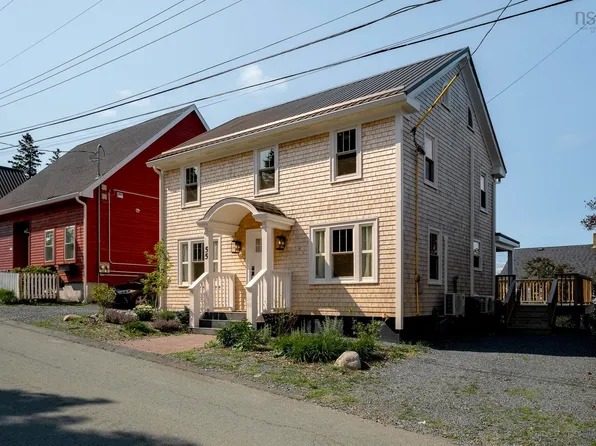 55 Lawrence St, Lunenburg, NS B0J 2C0