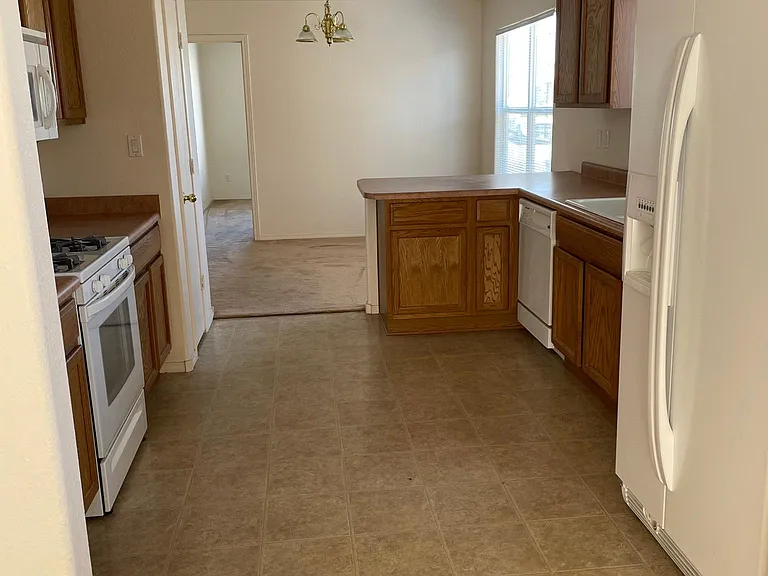 1905 San Pedro Rd NE — Photo 2