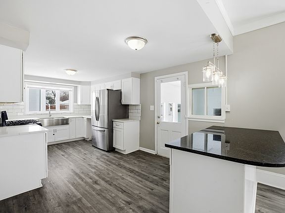 5th image of 406 W Balsam St