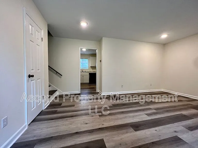 903 Valerie Ln — Photo 6