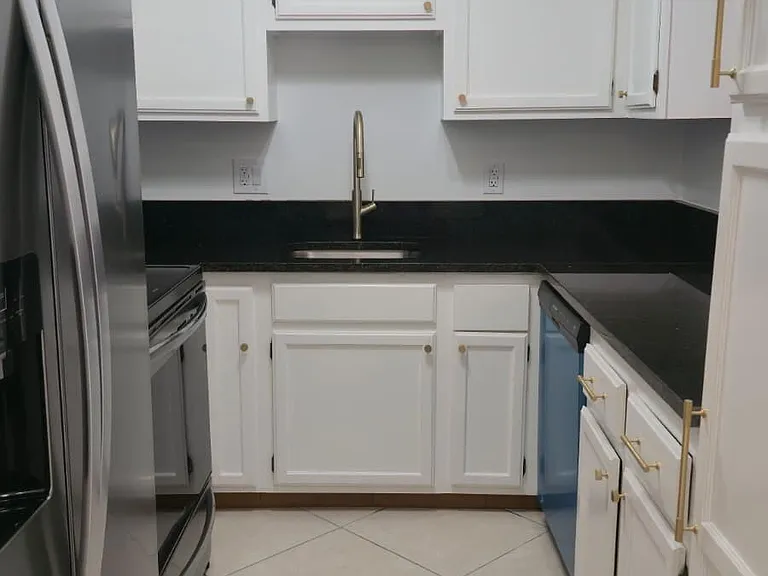 105 S Riverside Dr #402 — Photo 8
