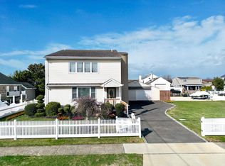 300 East Dr, Copiague, NY 11726