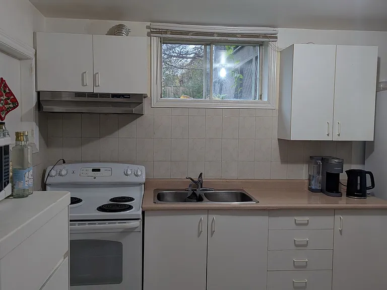 19 Schomberg Rd — Photo 12