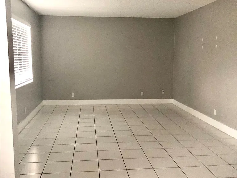 500 NE 2nd St #215 — Photo 3