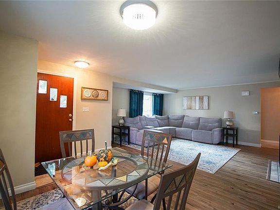 4th image of 18 Summerwood Ct