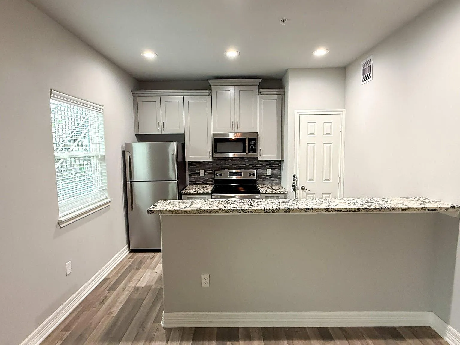 2 bed, 2.0 bath, 5160 sqft, $1,445 — Photo 1