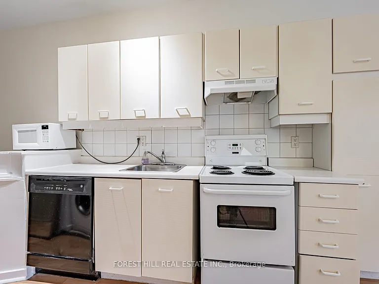 70 Macpherson Ave #UPPER — Photo 10