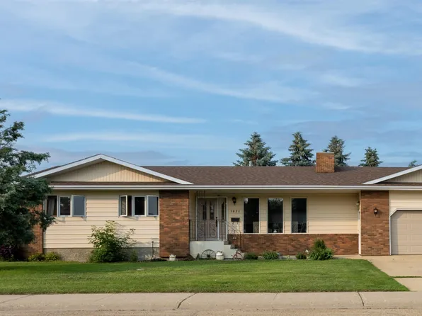5825 52nd St, Wetaskiwin, AB T9A 2W5