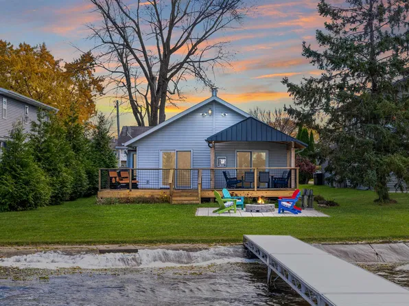 105 N Meyer St, Cecil, WI 54111