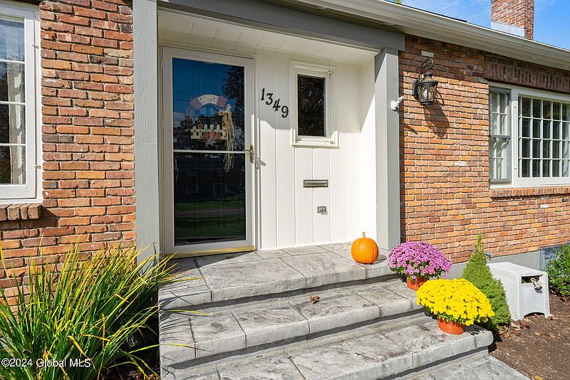 3rd image of 1349 Rosehill Boulevard