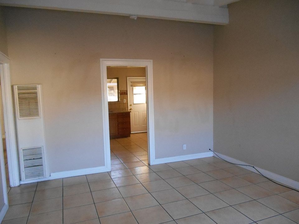 2nd image of 606 W Avenue H12