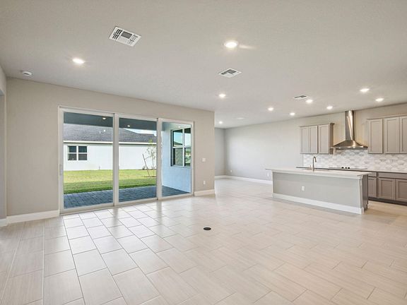 5th image of 6329 Cloverdale Avenue