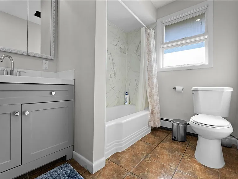 1016 E Elm St — Photo 12
