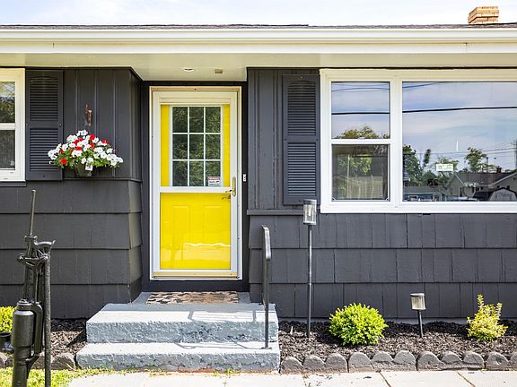 3rd image of 6 Spring Ln
