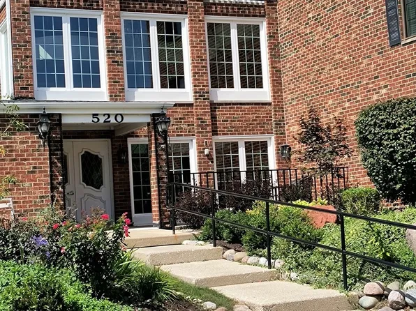 520 Biesterfield Rd APT 318, Elk Grove Village, IL 60007