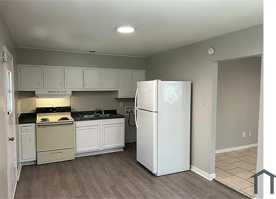 3 bed, 1000 sqft, $1,200 — Photo 3