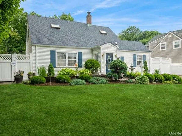 59 Hill Lane, Levittown, NY 11756