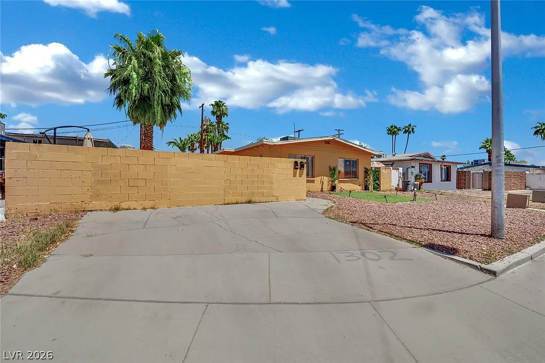 3 bed, 2.0 bath, 1995 sqft, $1,400 — Photo 2