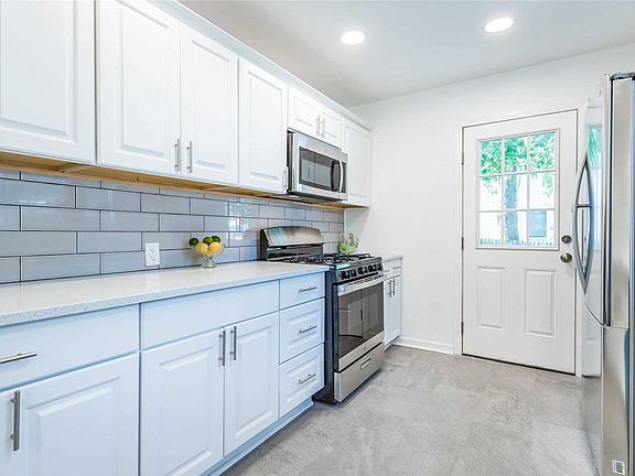 4th image of 190 Louise Dr