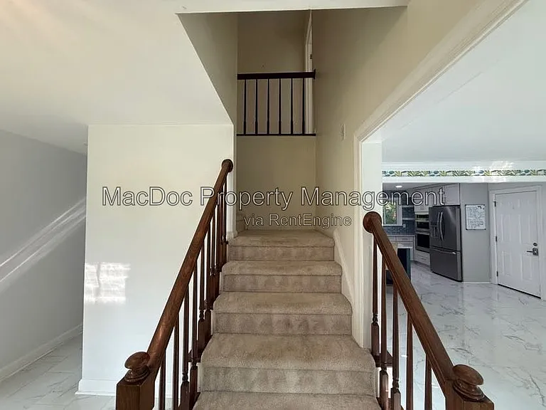 428 Ingleside Dr — Photo 3