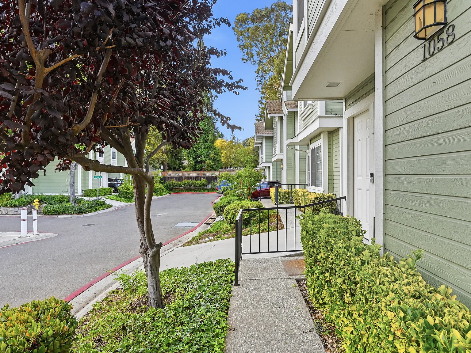2 bed, 2.5 bath, 1042 sqft, $3,600 — Photo 3