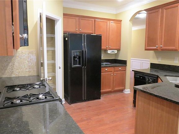 4th image of 728 Surrey Park Pl