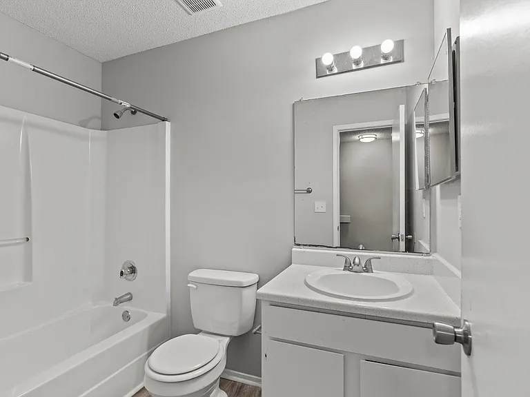 Wilshire Park Apartments — Photo 43