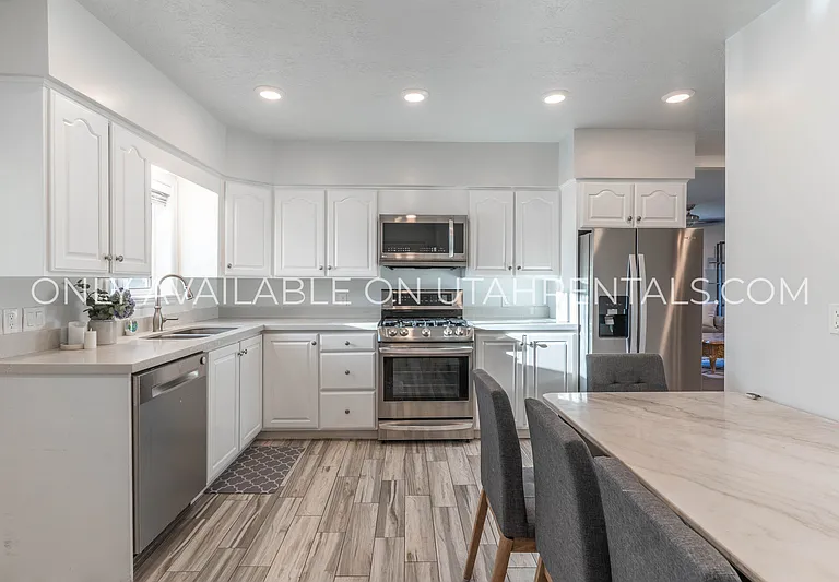 976 Briar Ave #UP — Photo 11