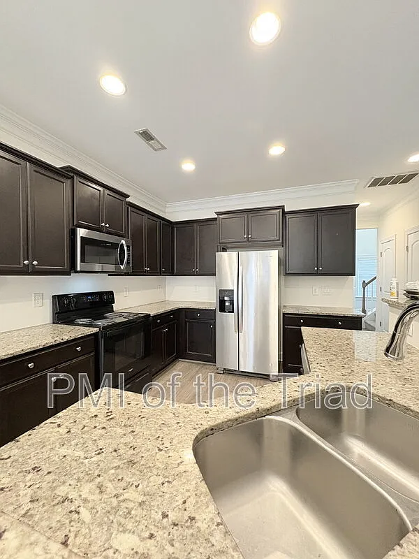 3 bed, 2.5 bath, 1788 sqft, $1,950 — Photo 3