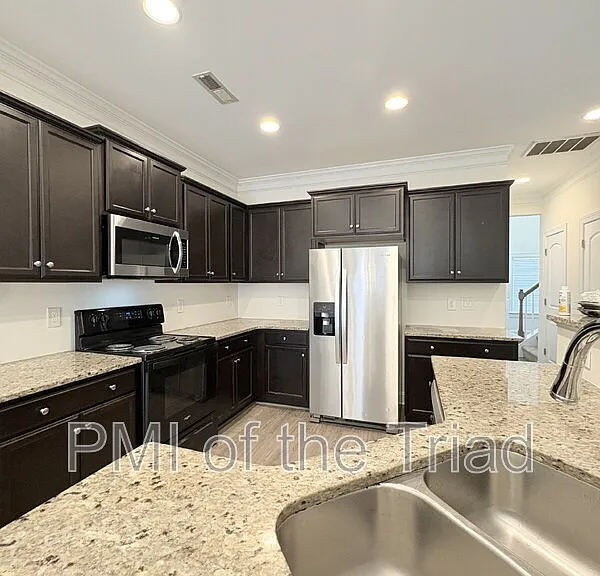 2974 York Place Dr — Photo 2
