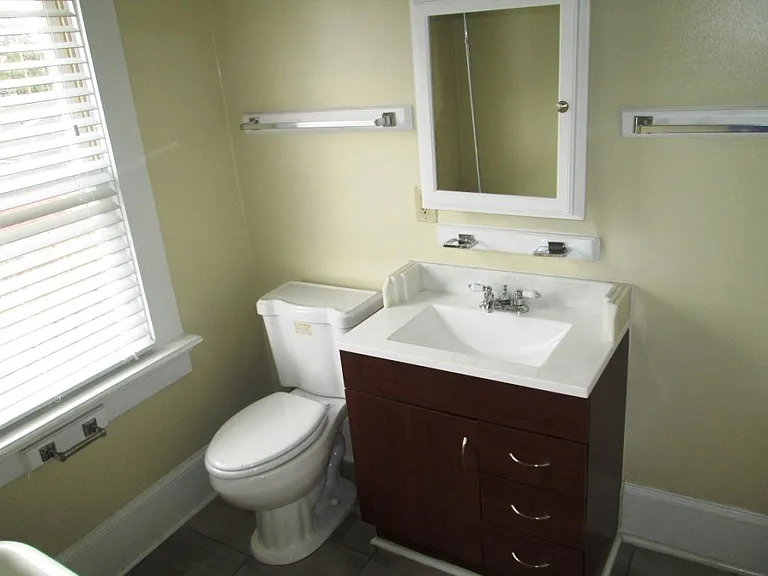 540 E Hall St — Photo 12