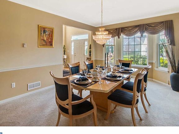 4th image of 8 E Abbey Dr