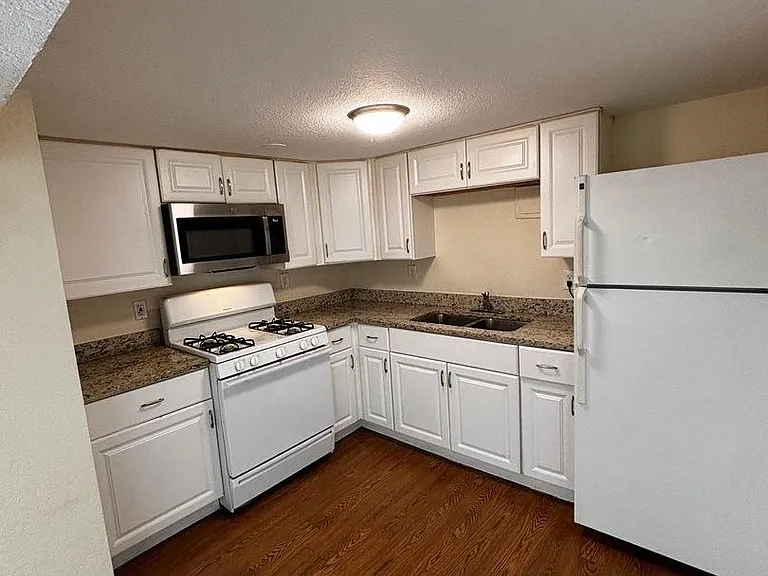 1165 Akron St — Photo 4