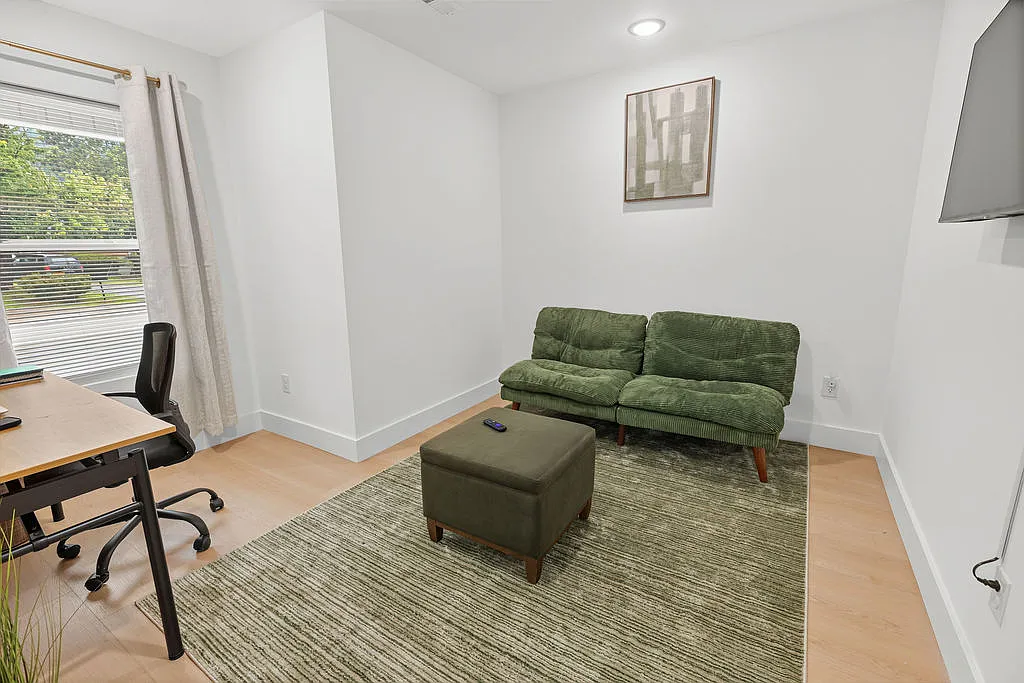 3 bed, 1100 sqft, $2,599 — Photo 4