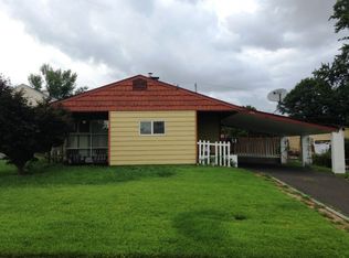 28 Black Pine Ln, Levittown, PA 19054