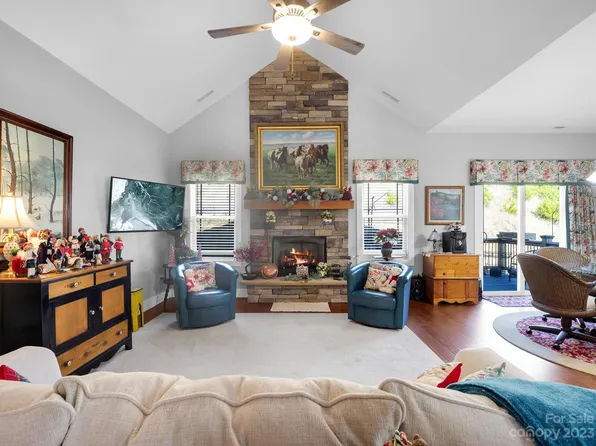 72 Leyland Cir, Hendersonville, NC 28792