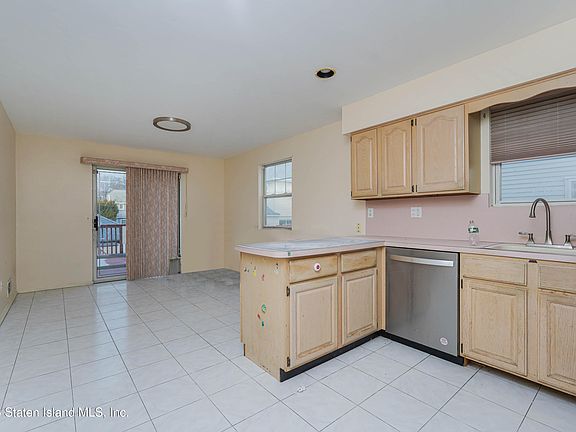3rd image of 520 Oakland Ave
