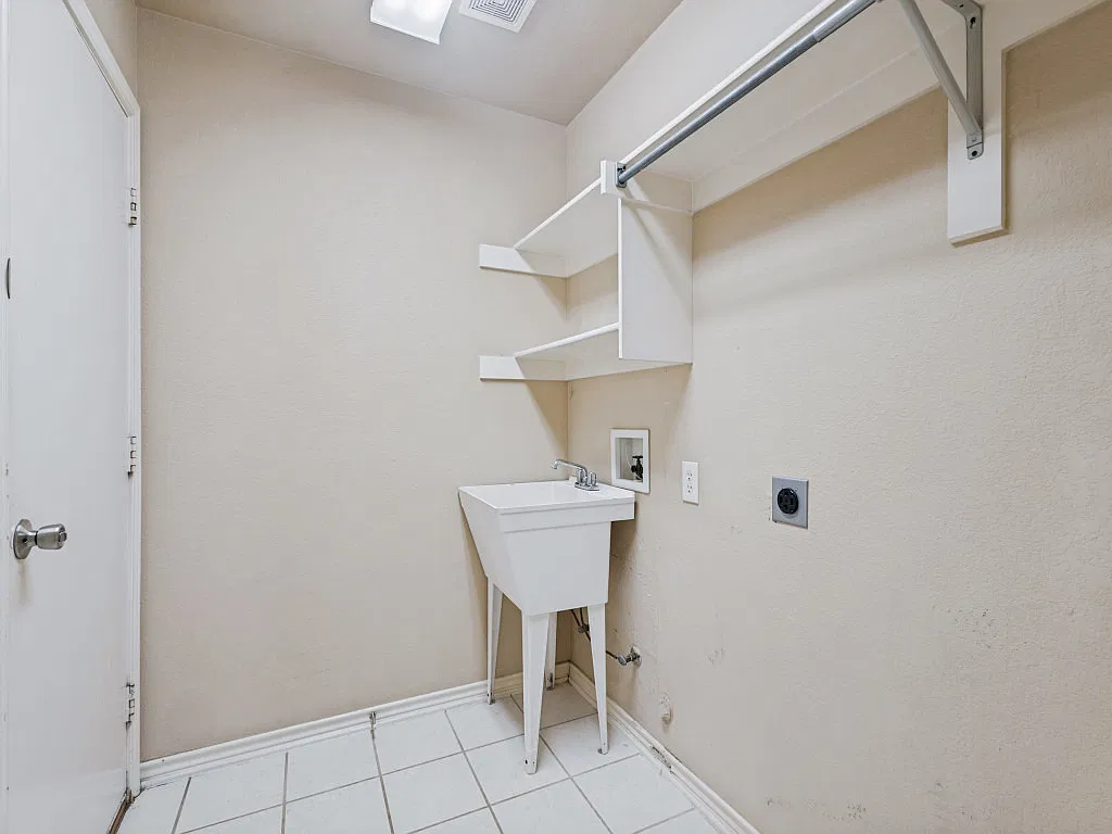 4 bed, 2402 sqft, $2,700 — Photo 2