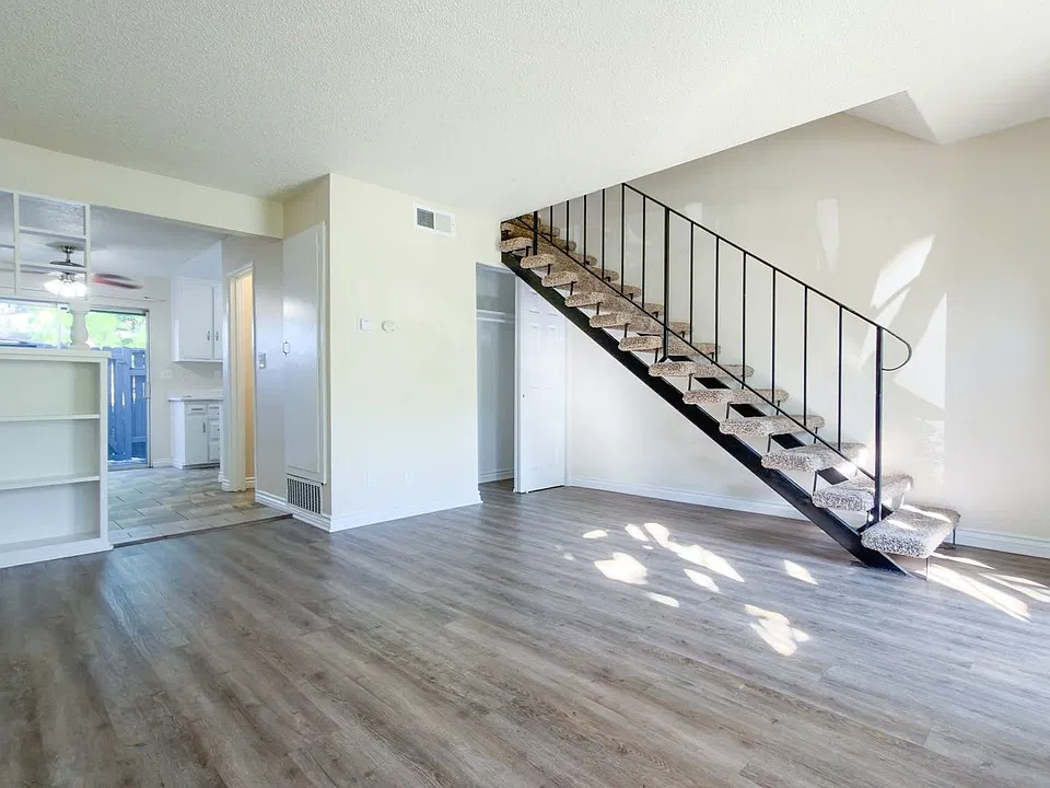 587 Silverwood Ave