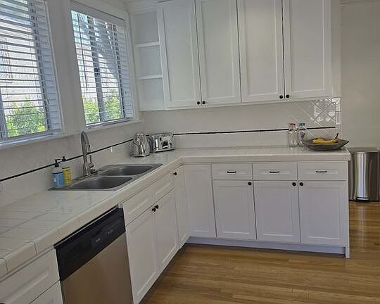 3rd image of 2122 N Hillhurst Ave
